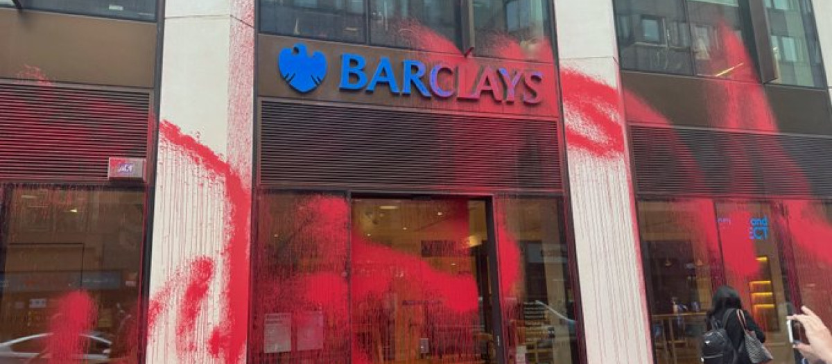 Un grupo propalestino vandaliza más de quince sucursales de Barclays en Reino Unido