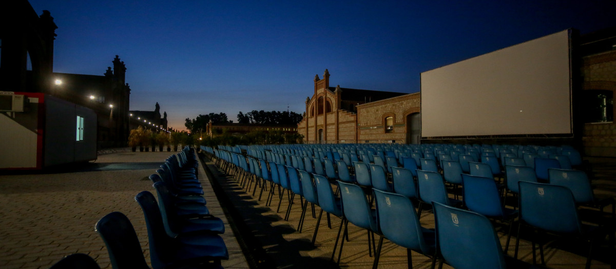 Pantalla del cine al aire libre CinePlaza, en la Plaza de Matadero Madrid