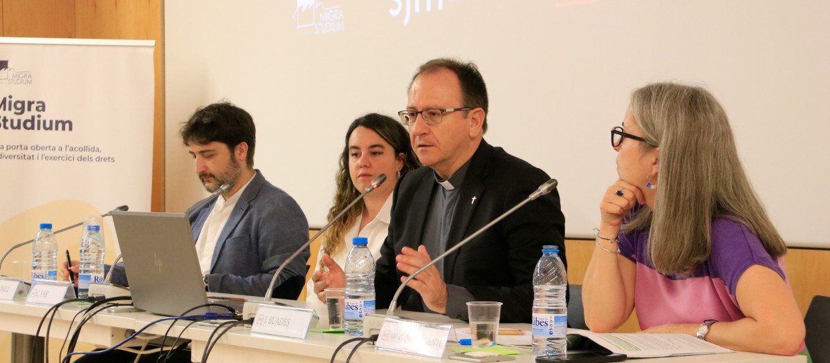 El jesuita Josep Buades presenta el informe sobre los CIE con José Javier Ordóñez, abogado de la fundación Migra Studium; Cielo Faro, voluntaria de visitas al CIE de la Zona franca y Maria de Carmen de la Fuente, directora de Migra Studium.