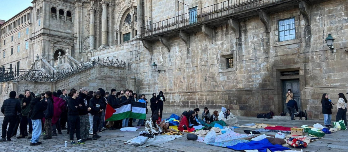 Estudiantes pro Palestina concentrados en la Plaza del Obradoiro de Santiago