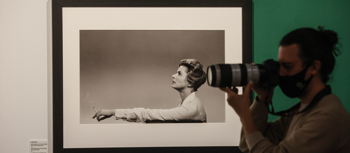 Dos mujeres observan una fotografía