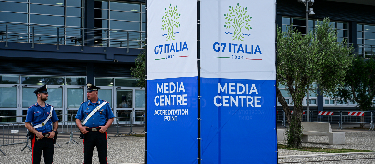 La policía italiana resguarda el centro de prensa del G7 en Bari, Italia