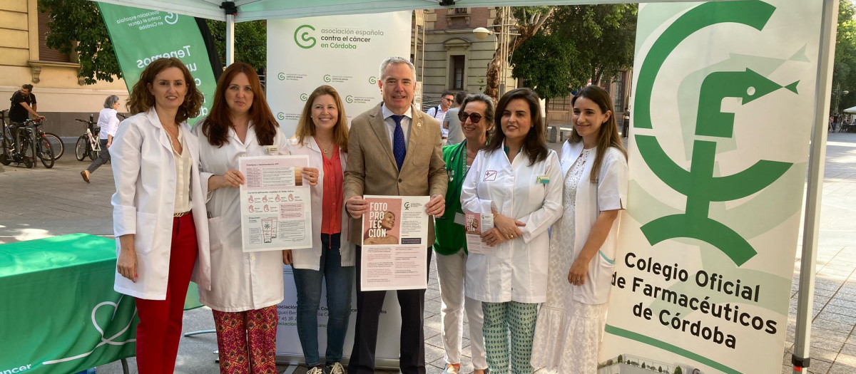 El presidente del Colegio de Farmacéuticos y miembros del Colegio en la carpa instalada en Gran Capitán