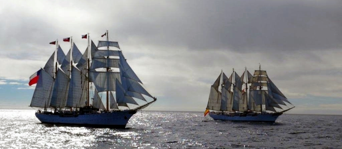 El Juan Sebastián Elcano y el Esmeralda, cuando se cruzaron en octubre de 2020 con motivo del V centenario de la primera vuelta al mundo