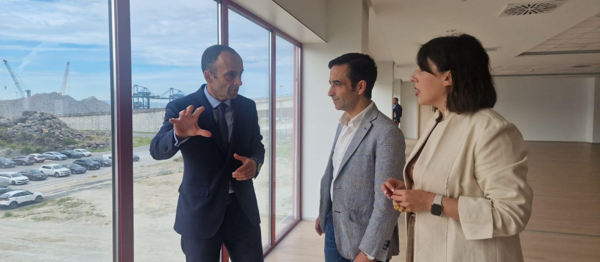 El presidente de la Autoridad Portuaria de Ferrol, Francisco Barea; el alcalde de la ciudad, José Manuel Rey Varela; y la 'conselleira' de Economía, María Jesús Lorenzana, inauguran el edificio de servicios múltiples del puerto exterior ferrolano