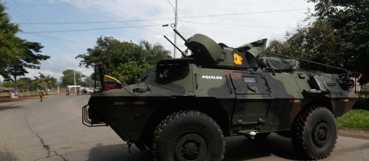 Un camión blindado del ejército colombiano en el municipio de Jamundí