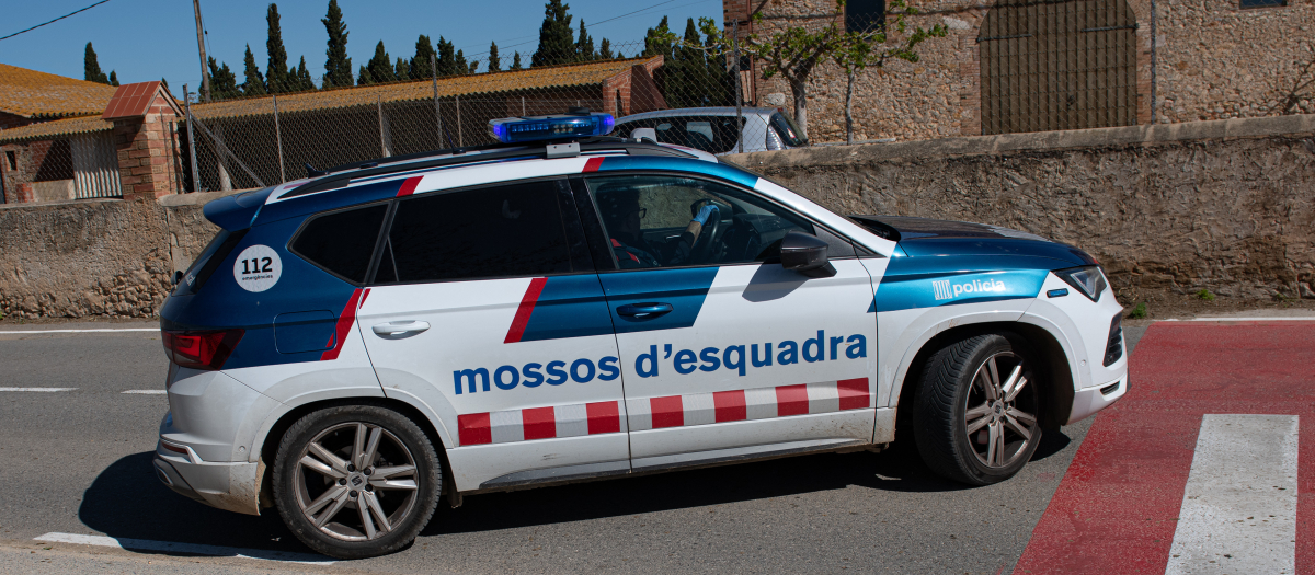 Coche de los Mossos d'Esquadra que lleva al detenido, a 3 de abril de 2024, en Albons, Girona, Cataluña