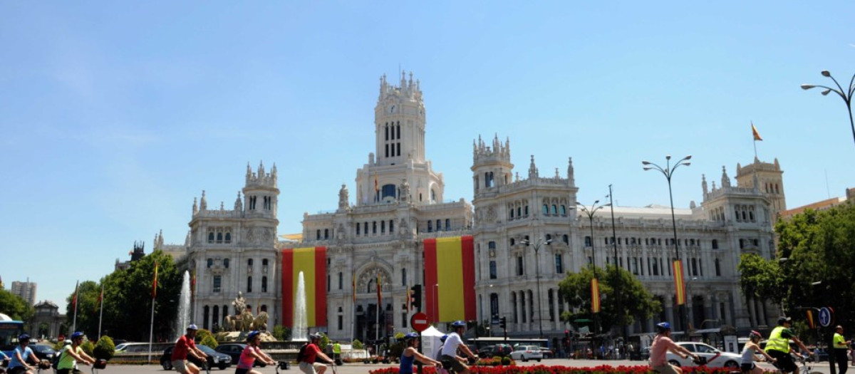 El Ayuntamiento de Madrid lució banderas de España durante la proclamación de Felipe VI