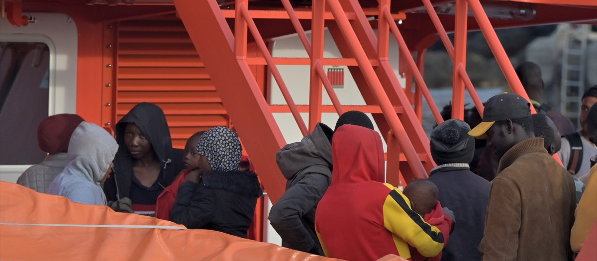 Inmigrantes llegados la semana pasada al puerto de La Restinga, en El Hierro