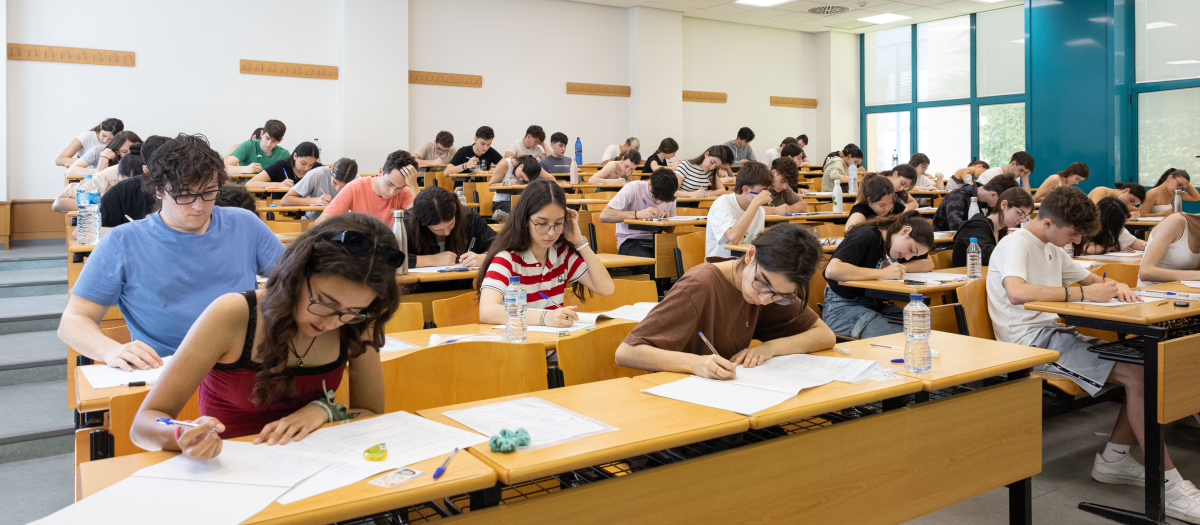Imagen de estudiantes realizando un examen en la Universidad Jaime I, Castellón