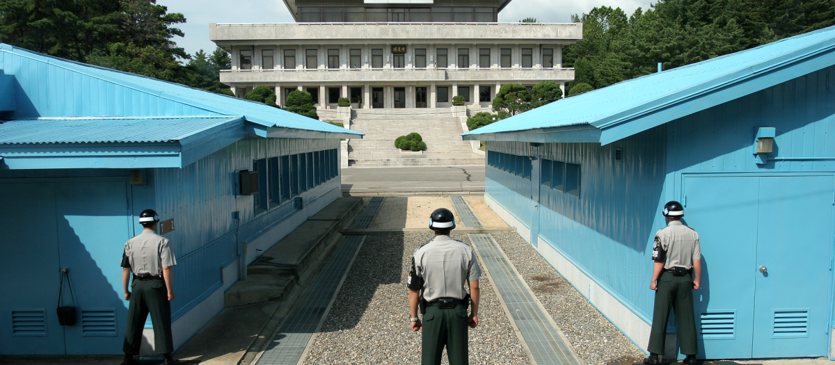 Soldados del Ejército de Corea del Sur vigilando la frontera con Corea del Norte en Panmunjeom