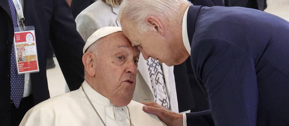 Biden pega su frente a la del Papa Francisco en plena cumbre del G7