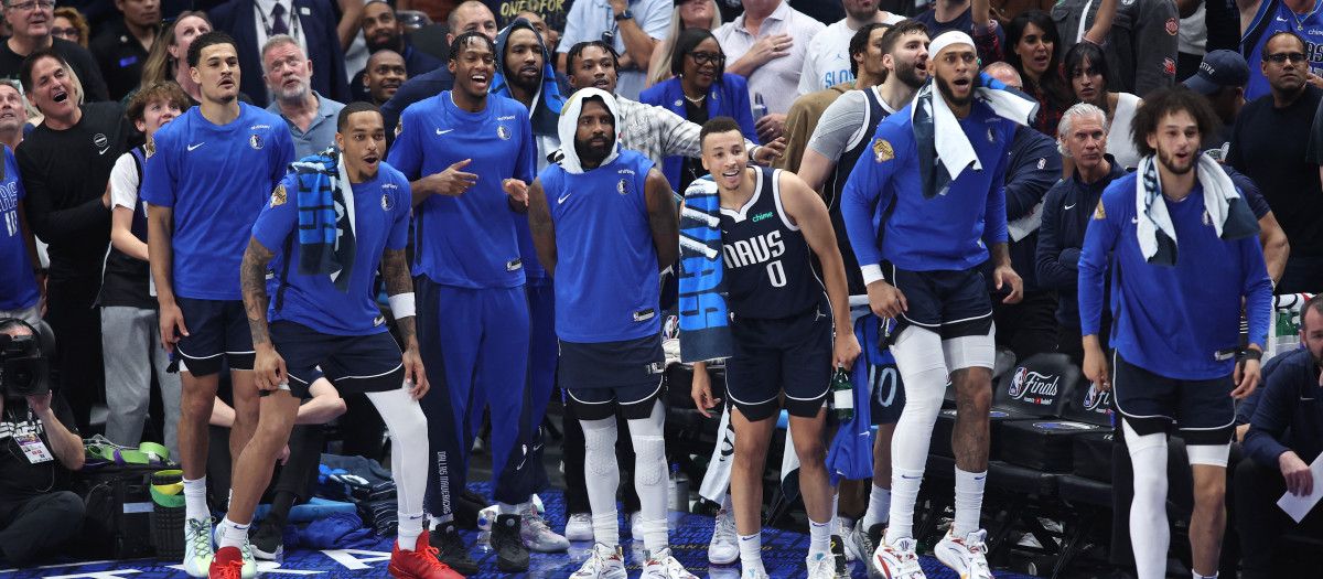 El banquillo de los Mavericks celebra la victoria