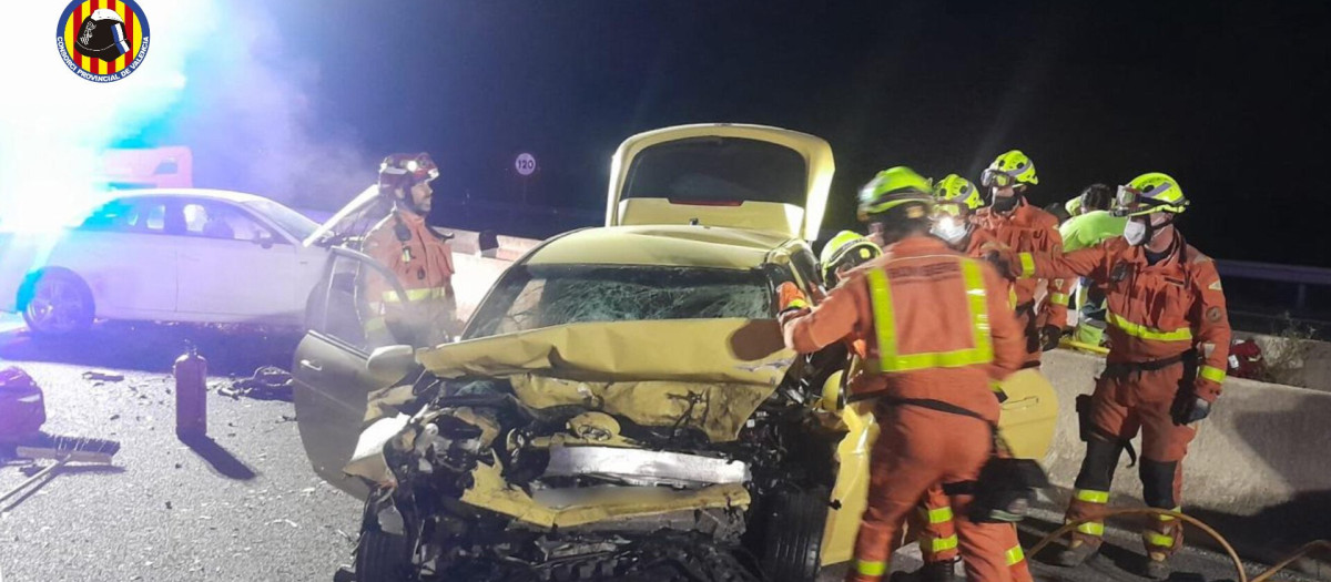 Actuación de los bomberos tras el accidente