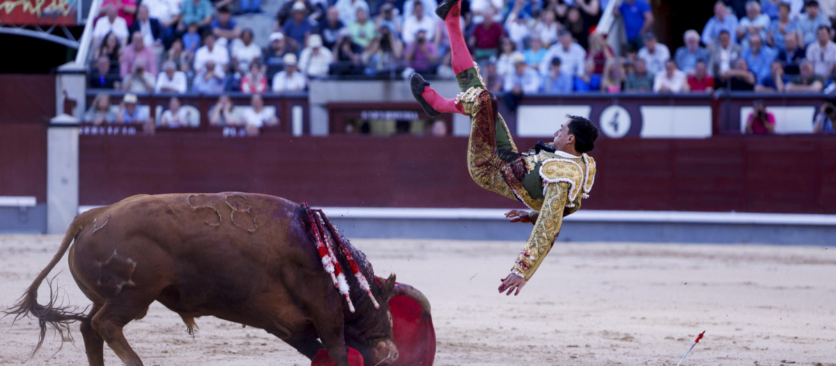 Paco Ureña sufrió una fuerte voltereta en el último toro de la tarde