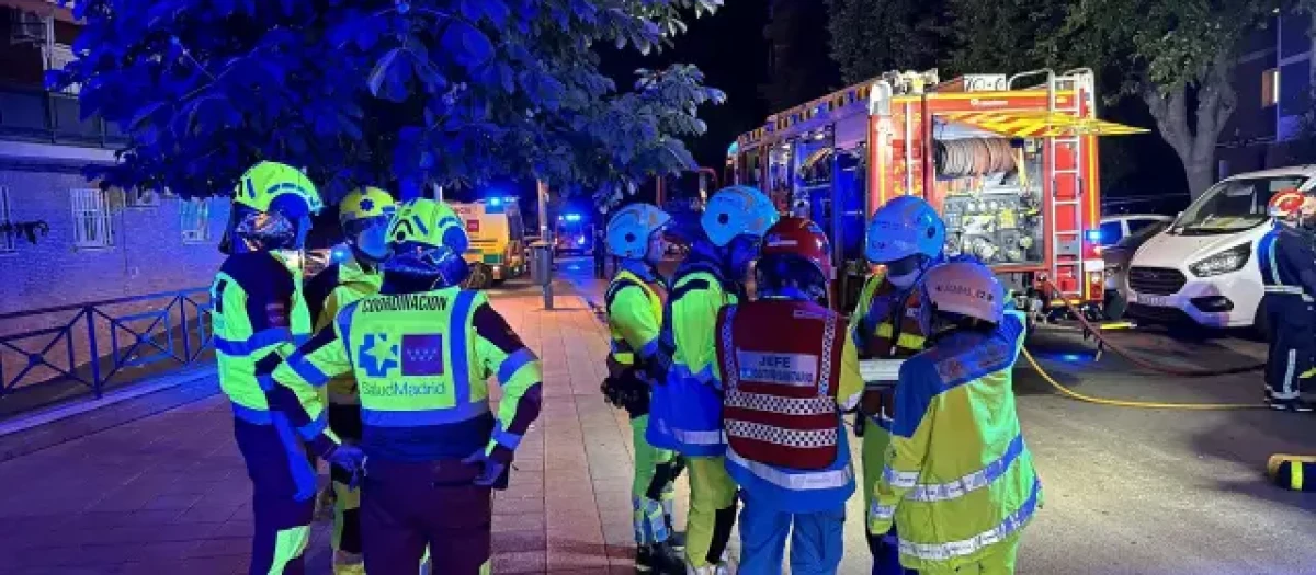 Varios bomberos en el lugar del incendio, en el municipio de Getafe