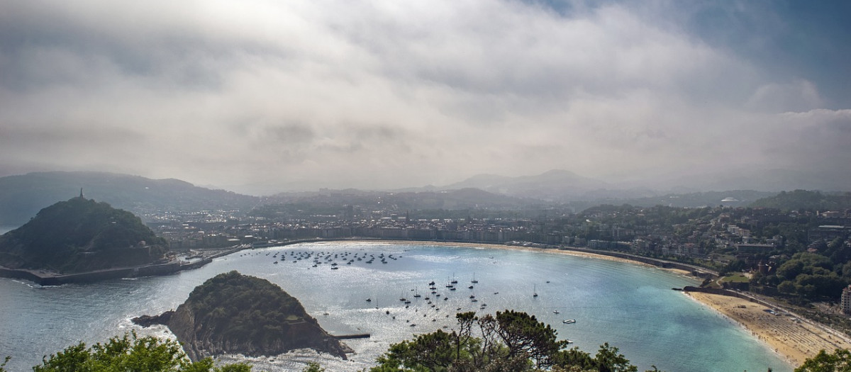 San Sebastián, País Vasco: Esta ciudad es famosa por sus playas, como La Concha y Zurriola, su vibrante escena culinaria con pintxos de clase mundial y su festival internacional de cine en septiembre.