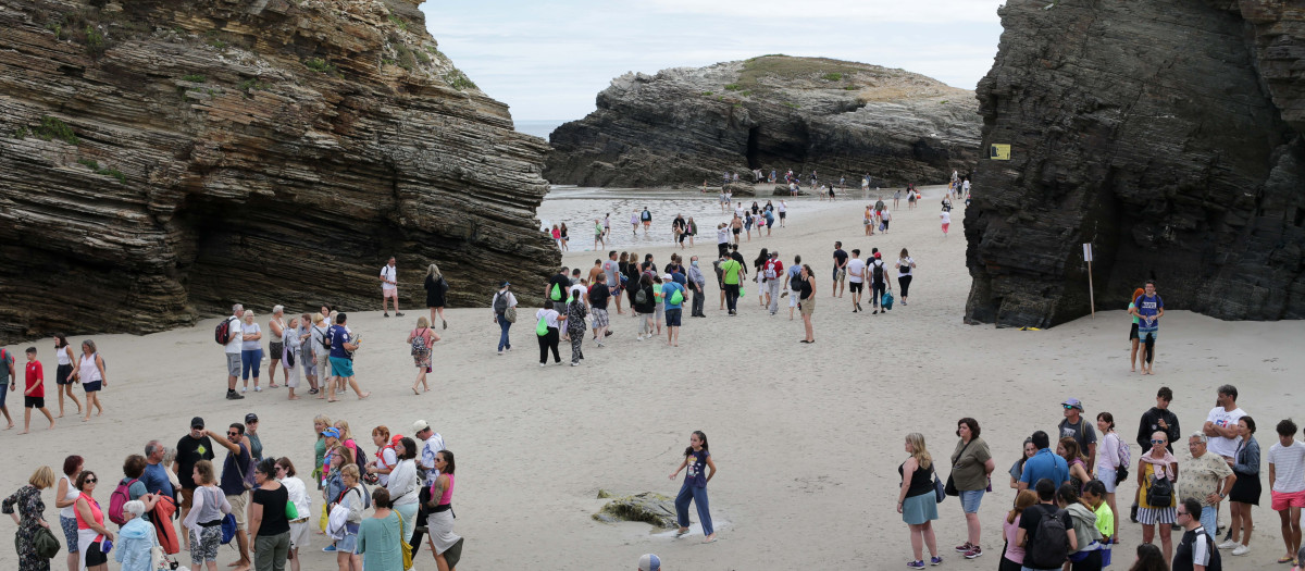 Turistas en La Playa de las Catedrales