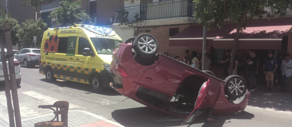 Coche volcado en el barrio de Levante, en Córdoba