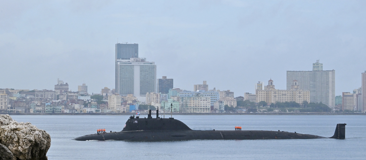 El submarino nuclear ruso Kazan accediendo al puerto de La Habana