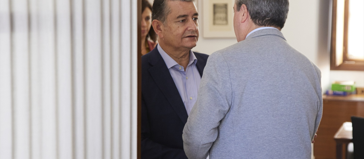 El consejero de Presidencia, Interior y Diálogo Social de la Junta de Andalucía, Antonio Sanz, (i) recibe al secretario general del PSOE de Andalucía y Portavoz del Grupo Parlamentario Socialista, Juan Espadas, (d) durante la reunión de control mensual por parte del gobierno de Andalucía con los portavoces de los grupos parlamentarios, a 11 de noviembre de 2022 en Sevilla (Andalucía, España). El consejero de Presidencia, Interior y Diálogo Social de la Junta de Andalucía, Antonio Sanz, siguiendo la tónica establecida por el presidente de la Junta de Andalucía, mantiene de forma mensual una reunión con los portavoces de los grupos parlamentarios.
Joaquin Corchero / Europa Press
(Foto de ARCHIVO)
11/11/2022