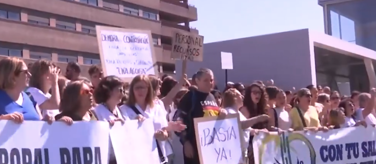 Varios sanitarios protestan a las puertas del Hospital Universitario de Albacete