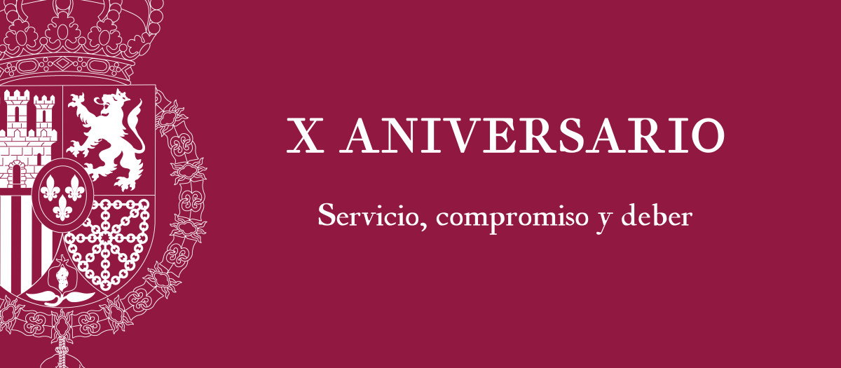 Emblema el X aniversario del reinado en versión carmesí, como el guion del Rey