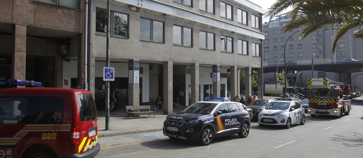 Vehículos de la Policía Local, Nacional y Bomberos en La Coruña