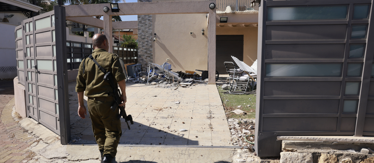 Un soldado israelí revisa una casa que fue alcanzada por un cohete de Hezbolá en Kiryat Shmona, en el norte de Israel
