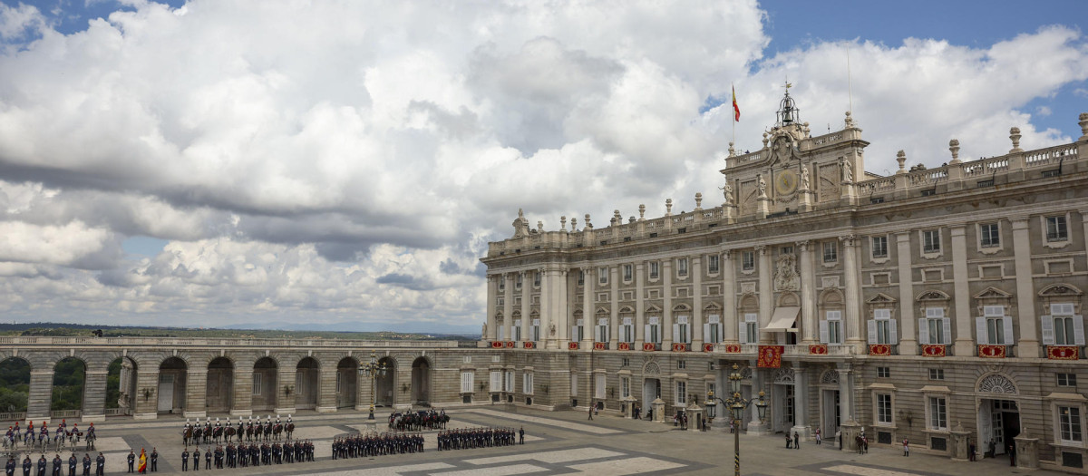 Vista del Patio de Armas del Palacio Real en Madrid donde se conmemora el décimo aniversario del Reinado de Felipe VI