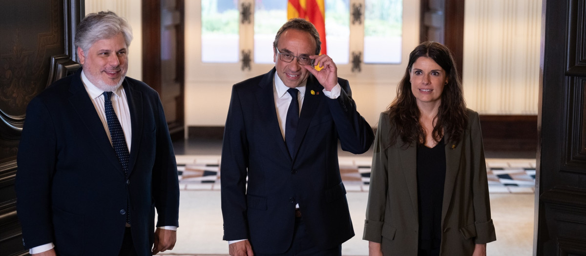 El presidente de Junts en el Parlament, Albert Batet (i), y la candidata de Junts por Tarragona, Mònica Sales (d), durante su reunión con el presidente del Parlament, Josep Rull (c),19 JUNIO 2024;PARLAMENT;REUNIÓN;CONSULTAS;CANDIDATO;PRESIDENCIA;GENERALITAT;PARTIDOS
David Zorrakino / Europa Press
19/6/2024