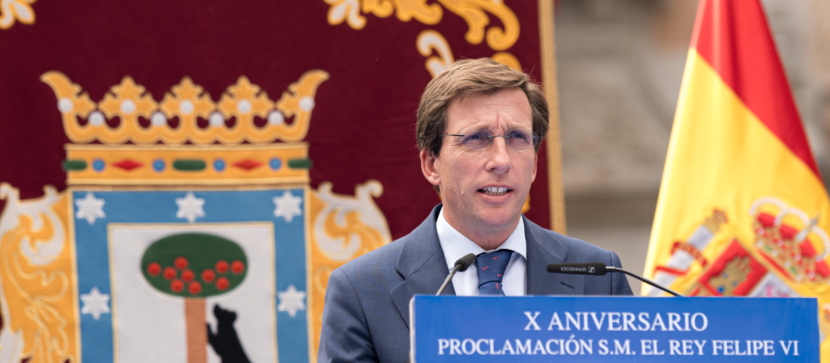 El alcalde de Madrid, José Luis Martínez-Almeida, preside el acto institucional organizado por el Ayuntamiento de Madrid con motivo del X aniversario de la proclamación del rey Felipe VI, en la plaza de la Villa, a 18 de junio de 2024, en Madrid (España). Durante el acto se lee el bando que ha dictado con motivo de la conmemoración del décimo aniversario de la proclamación del rey.
18 JUNIO 2024;REY FELIPE VI;PROCLAMACION;AYUNTAMIENTO
Diego Radamés / Europa Press
18/6/2024