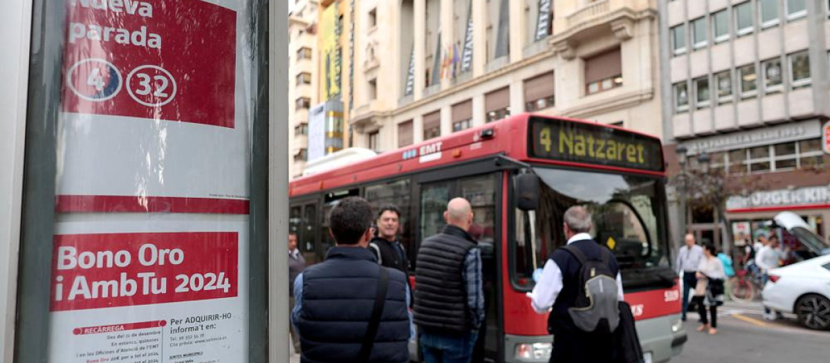 Un autobús de la EMT de Valencia, en el centro de la ciudad