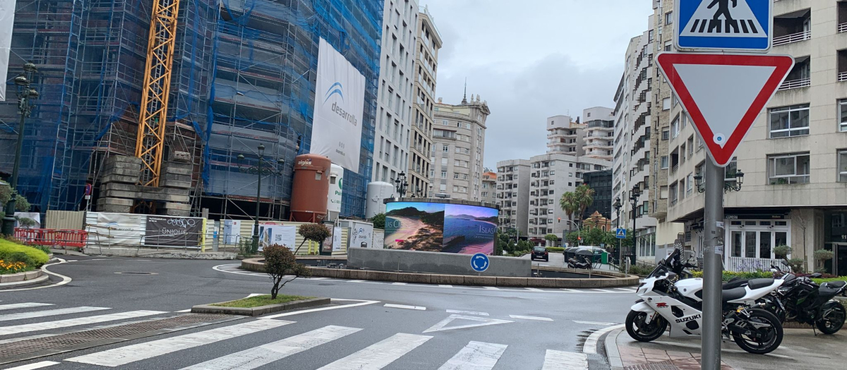 Rotonda en Rosalía de Castro en Vigo