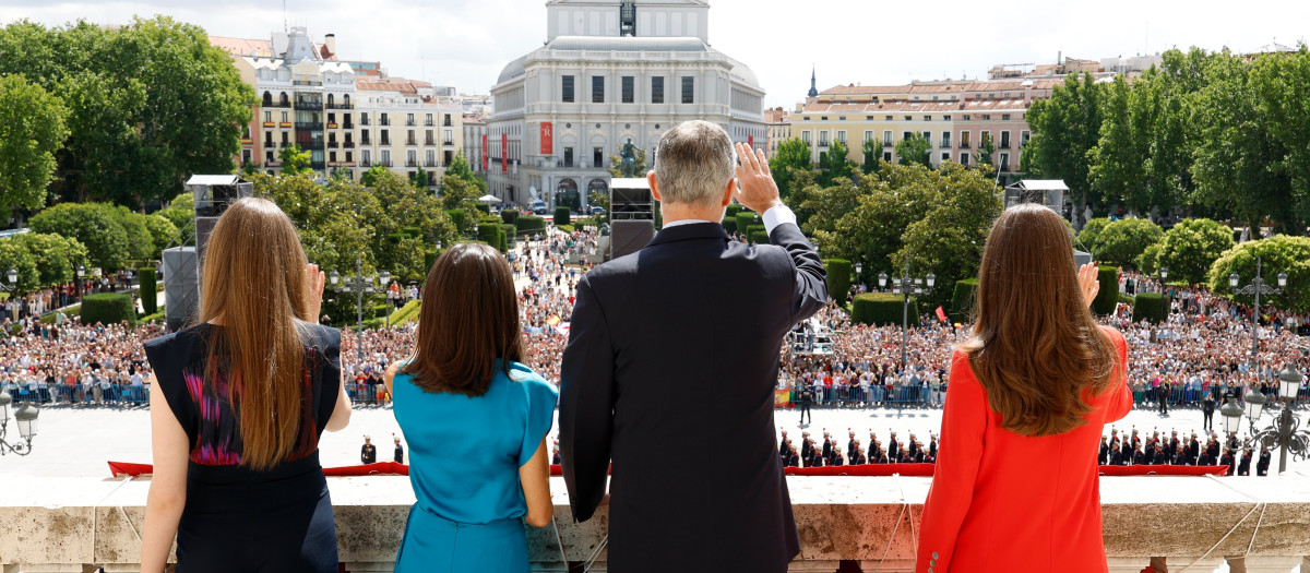 Los Reyes, la Princesa de Asturias y la Infanta Sofía saludan desde el balcón del Palacio Real