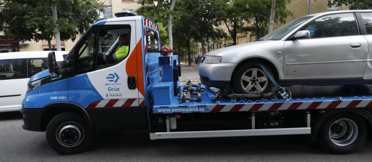 Los ayuntamientos están capacitados para retirar los coches que llevan muchos días aparcados