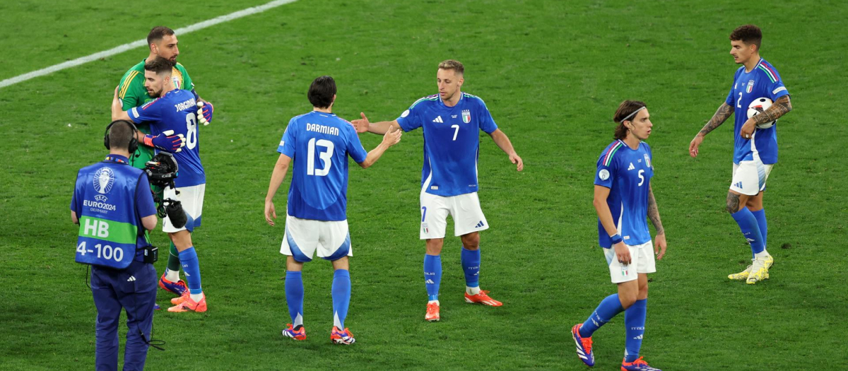 Los jugadores de Italia festejan la victoria lograda en su debut