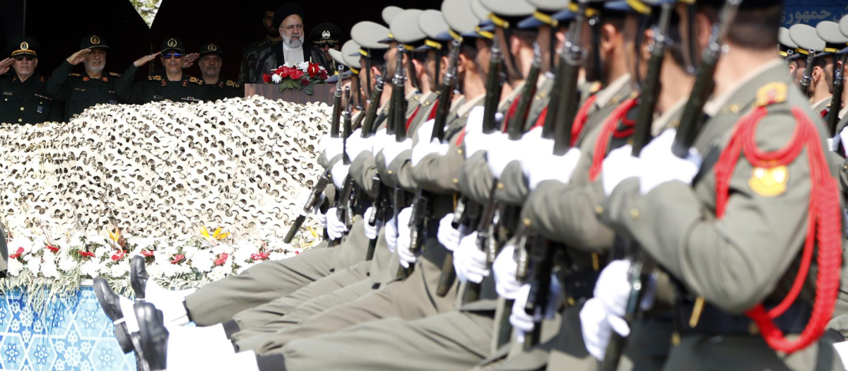 Soldados iraníes desfilan frente al presidente iraní Ebrahim Raisi (centro) durante la celebración anual del Día del Ejército, en una base militar en Teherán, Irán