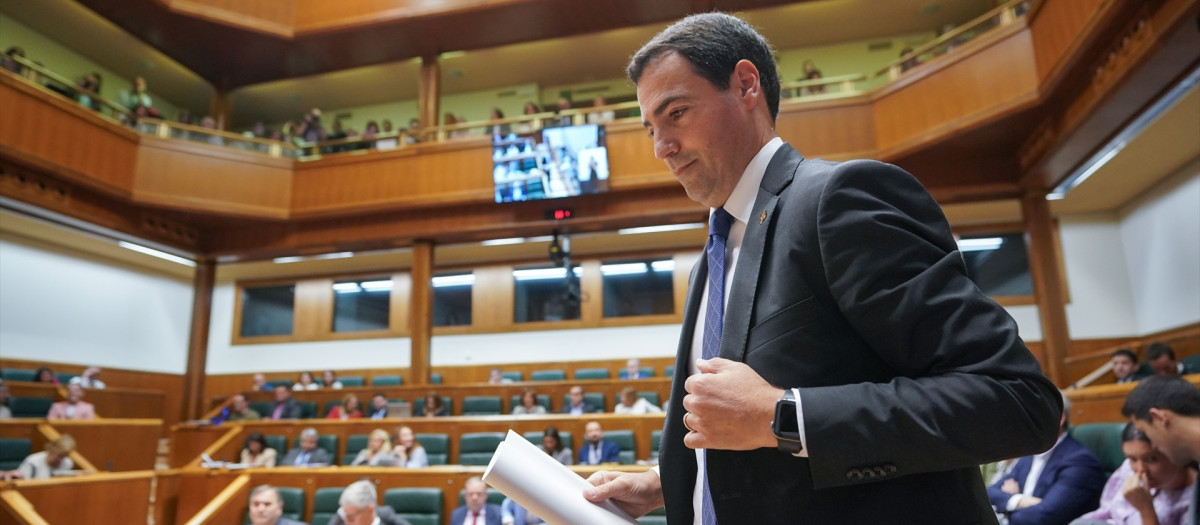 El candidato del PNV a lehendakari, Imanol Pradales, durante el pleno de designación del lehendakari del Gobierno Vasco