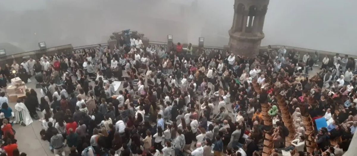 Centenares de fieles rezaron en la cima del Tibidabo, en Barcelona