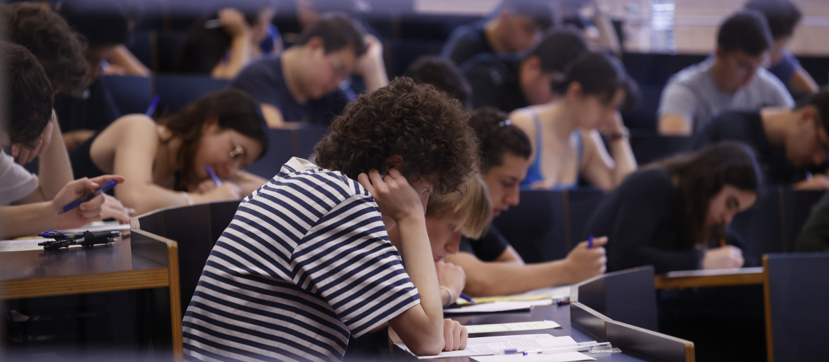 Estudiantes en un aula el primer día de los exámenes de selectividad, en la UPF Ciutadella, a 4 de junio de 2024, en Barcelona, Cataluña (España).