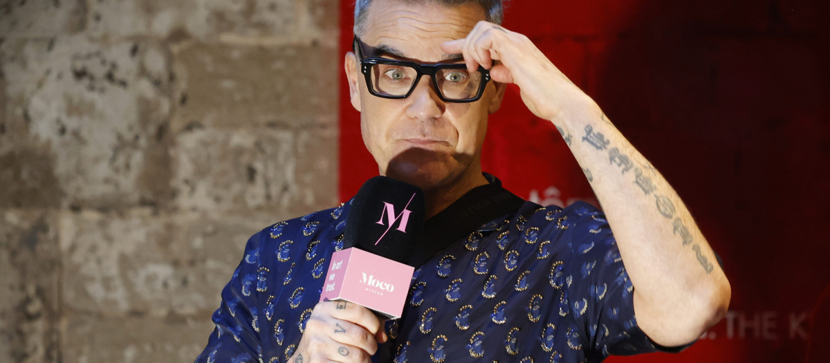 El cantante Robbie Williams interviene durante la presentación de la exposición 'Confessions', en el Moco Museum, a 20 de junio de 2024, en Madrid (España).