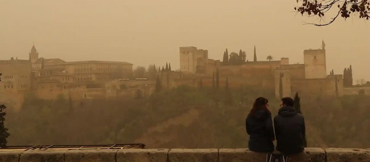 Dos personas observando la Alhambra de Granada desde el mirador de San Nicolás