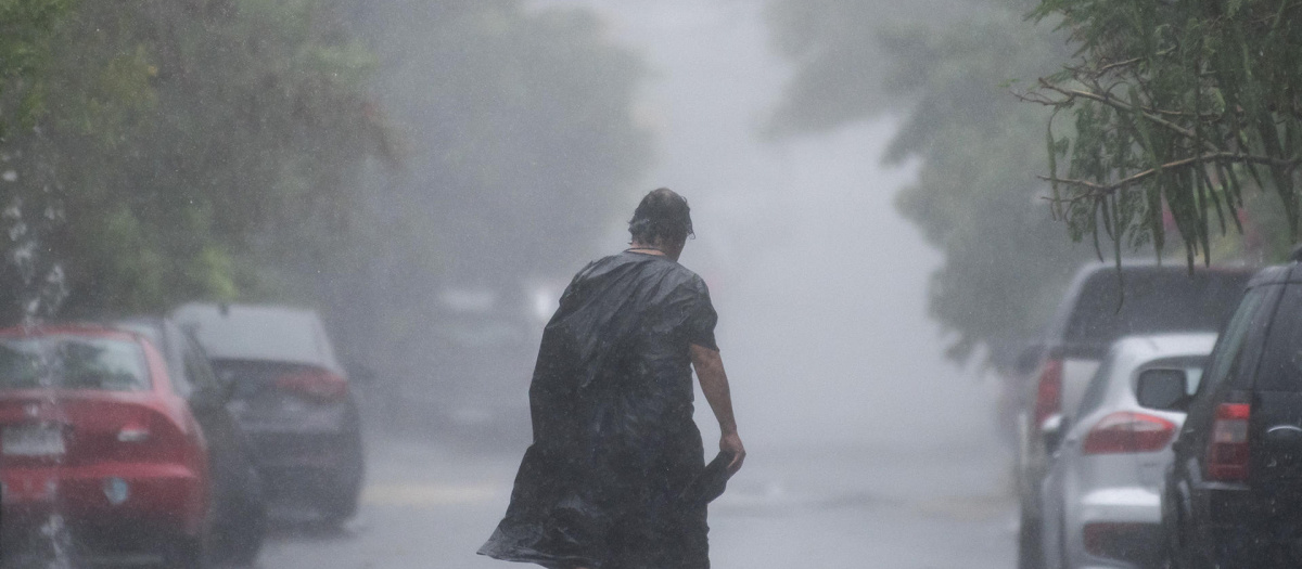 Una persona camina bajo la lluvia, este jueves en Monterrey, Nuevo León (México)