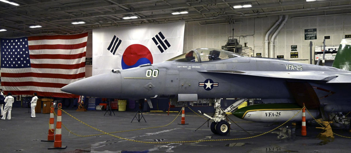 Un avión de combate F-18 se encuentra en el hangar del portaaviones de propulsión nuclear USS Theodore Roosevelt (CVN 71), anclado en la Base Naval de Busan, Busan, Corea del Sur,