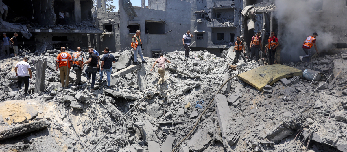 Los escombros de un edificio destruido durante el bombardeo israelí contra el campo de refugiados de al-Shati en la ciudad de Gaza