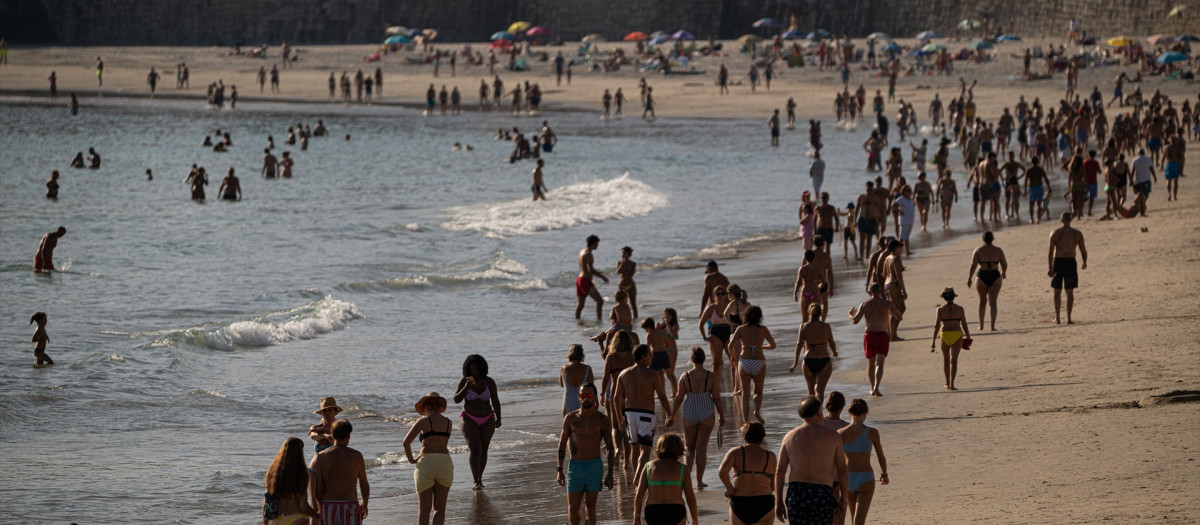 Bañistas en una playa de Pontevedra en 2023