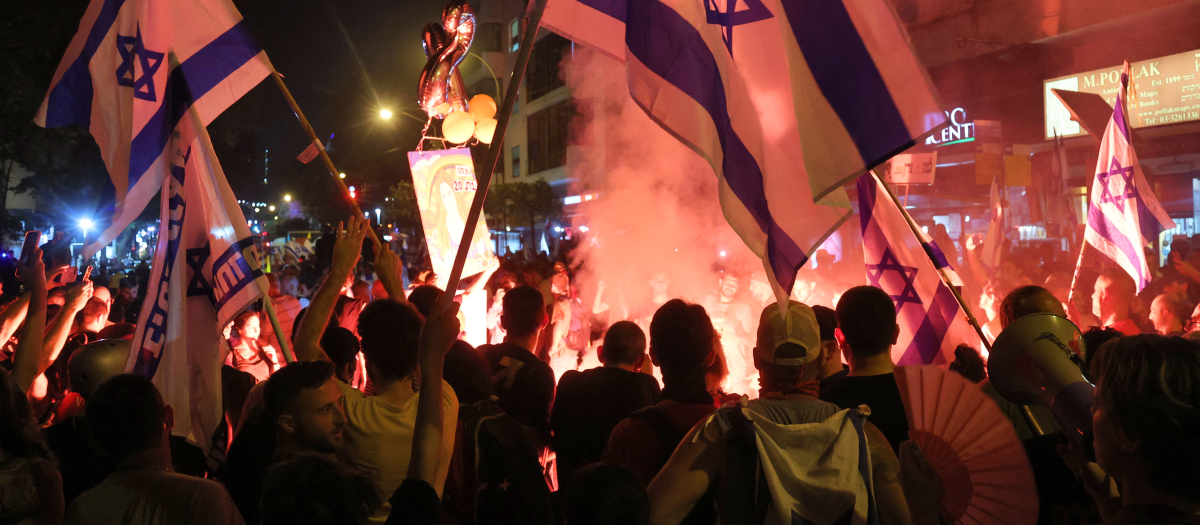 Israelíes protestan contra el primer ministro Benjamin Netanyahu, en Tel Aviv