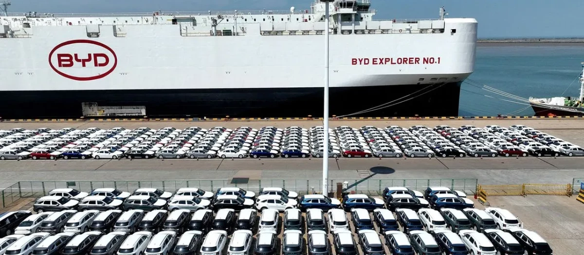 Barco Ro-Ro cargado con coches chinos que desembarca en Europa