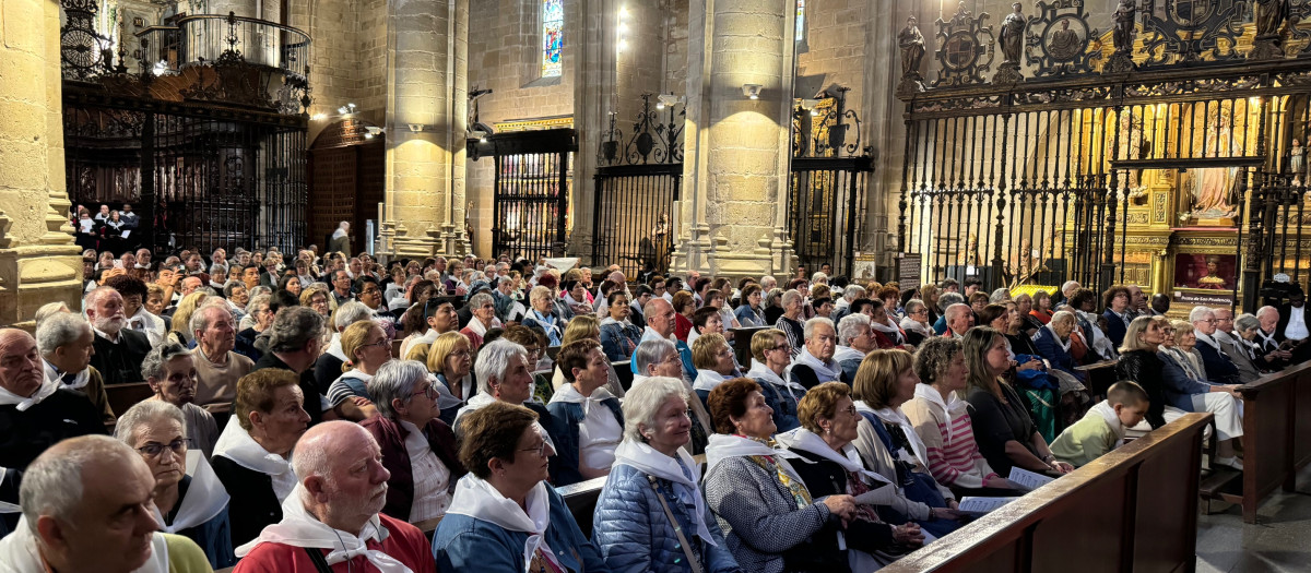 Cientos de fieles acudieron a la jornada convocada por el obispado de Vitoria